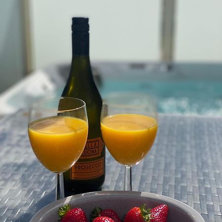 Premium Accommodation With Luxury Hot-Tub And Decking Area, Near Fantasy Island Инголдмелс Экстерьер фото