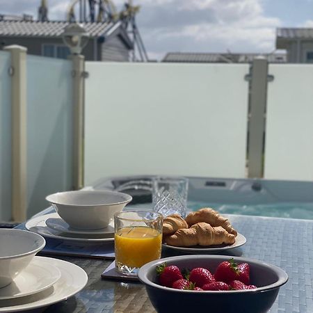 Premium Accommodation With Luxury Hot-Tub And Decking Area, Near Fantasy Island Инголдмелс Экстерьер фото