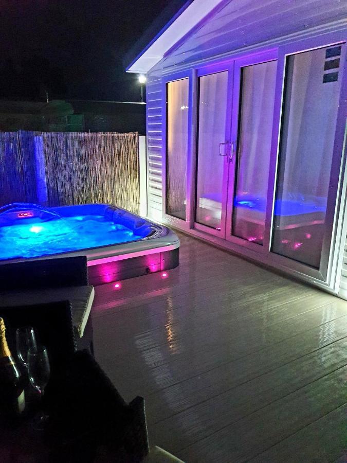 Premium Accommodation With Luxury Hot-Tub And Decking Area, Near Fantasy Island Инголдмелс Экстерьер фото