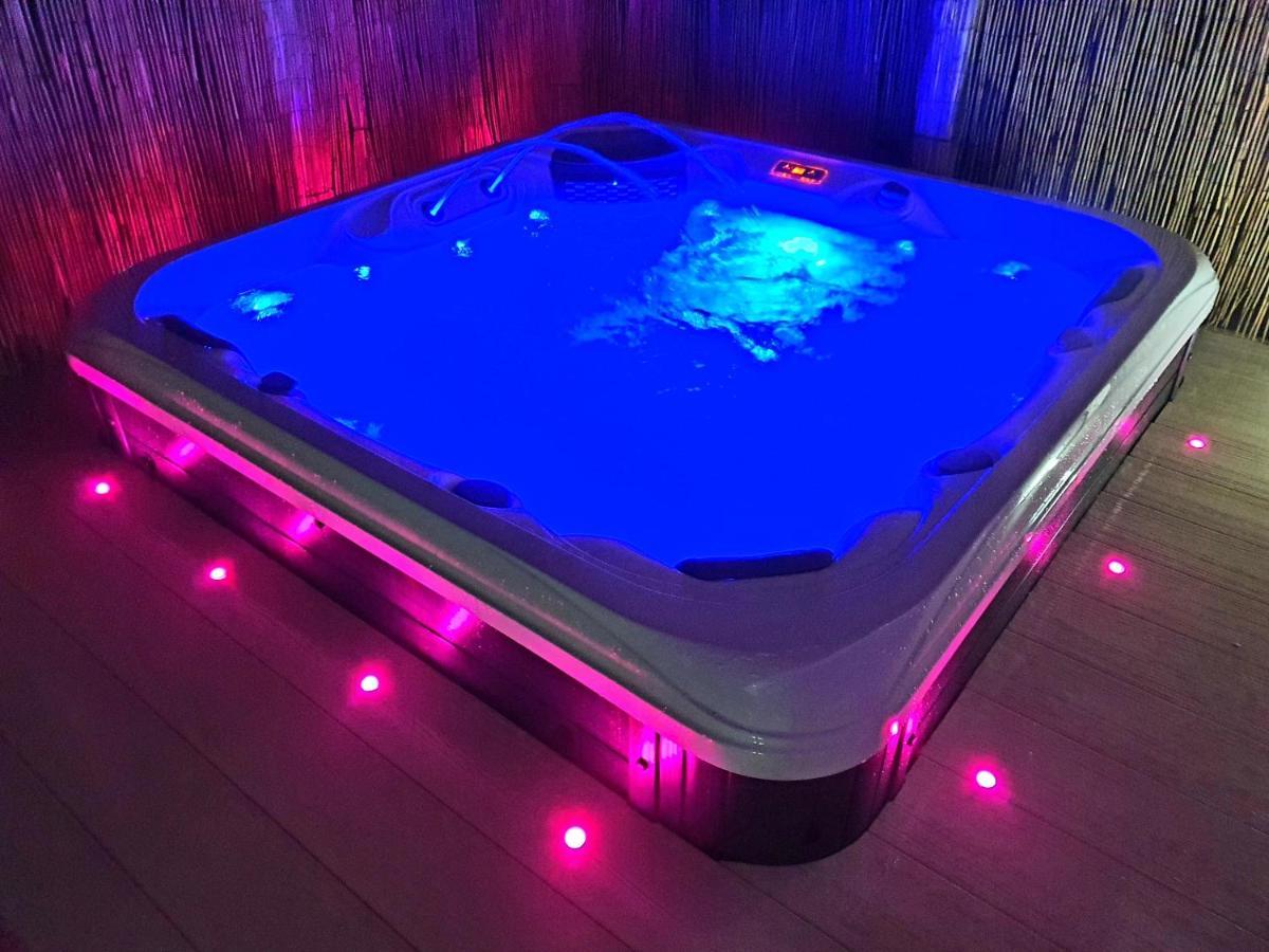 Premium Accommodation With Luxury Hot-Tub And Decking Area, Near Fantasy Island Инголдмелс Экстерьер фото