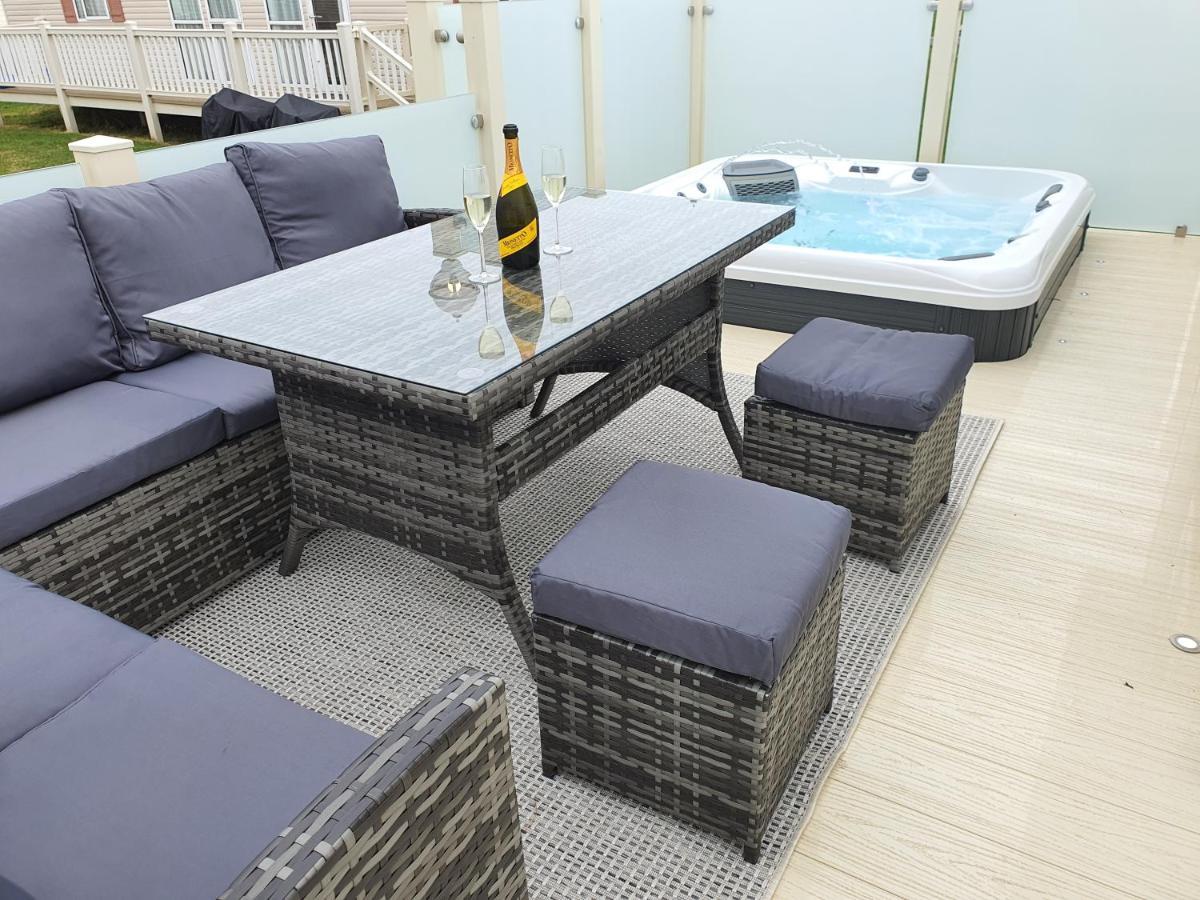 Premium Accommodation With Luxury Hot-Tub And Decking Area, Near Fantasy Island Инголдмелс Экстерьер фото