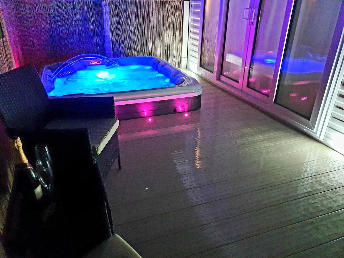 Premium Accommodation With Luxury Hot-Tub And Decking Area, Near Fantasy Island Инголдмелс Экстерьер фото