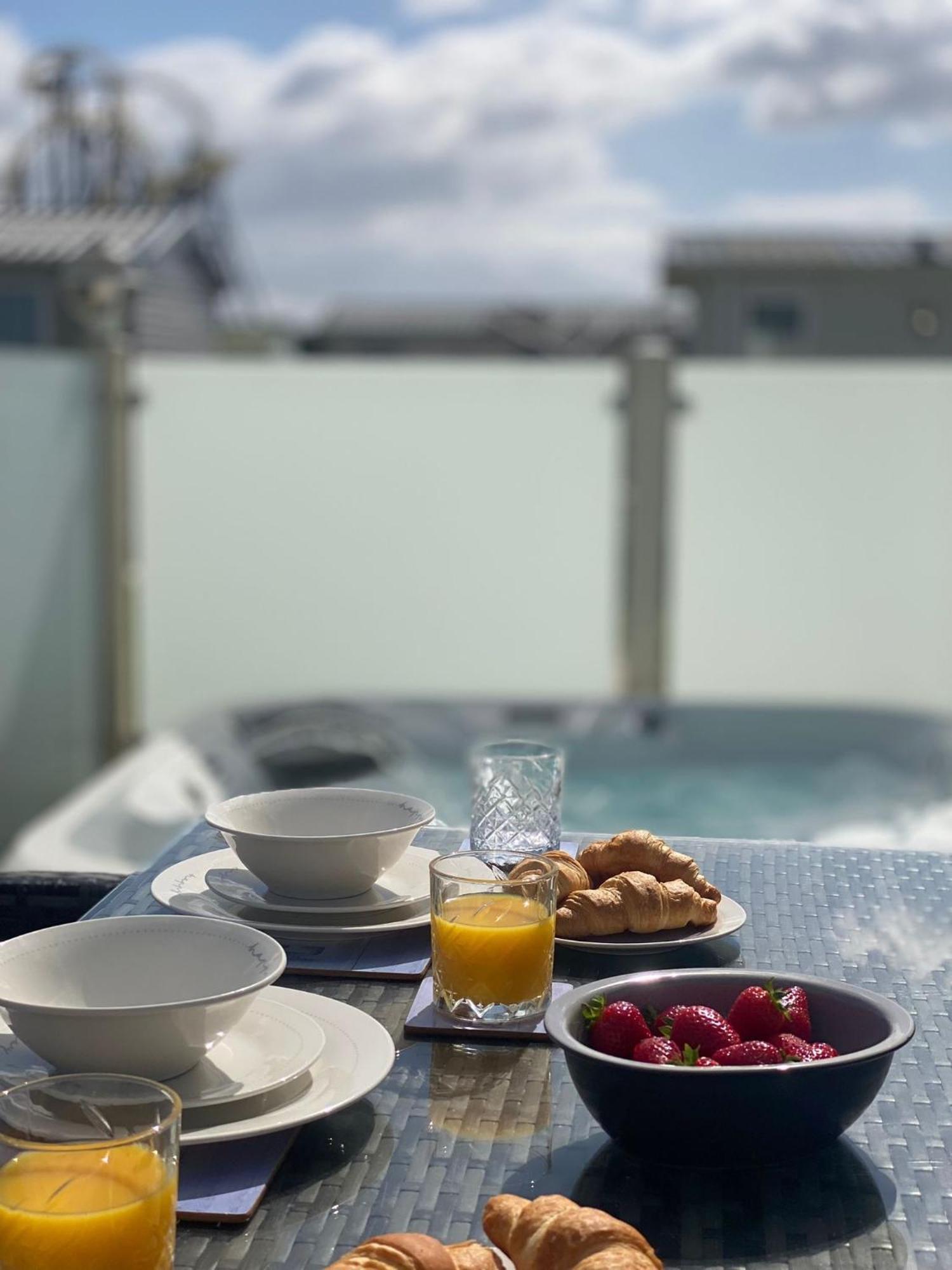 Premium Accommodation With Luxury Hot-Tub And Decking Area, Near Fantasy Island Инголдмелс Экстерьер фото